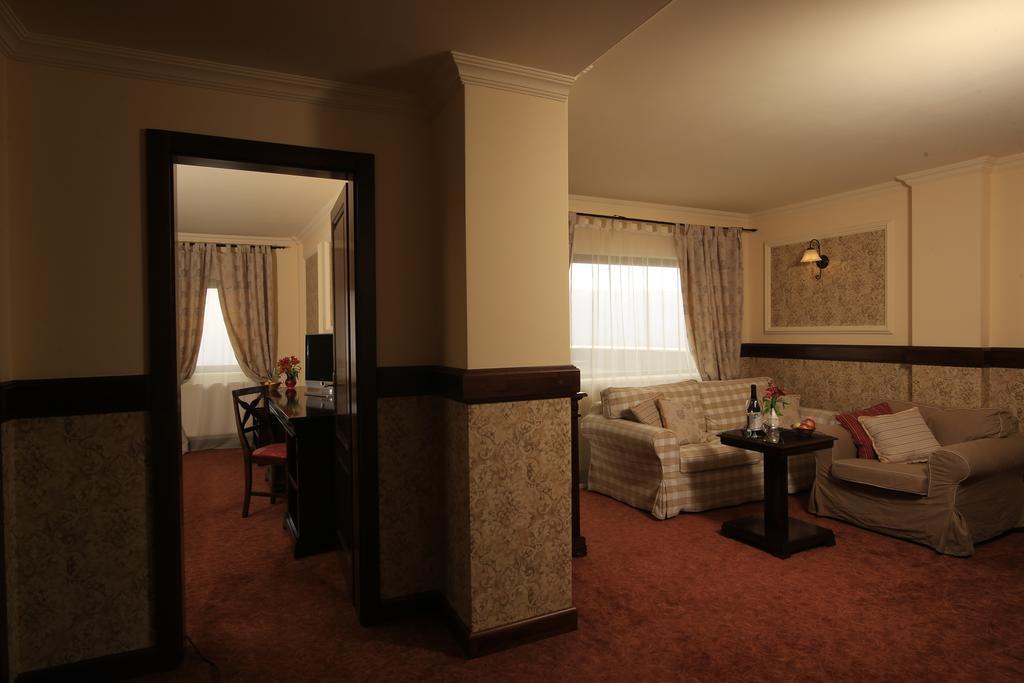 Nobillis - Carpathian Residence Peştera Buitenkant foto